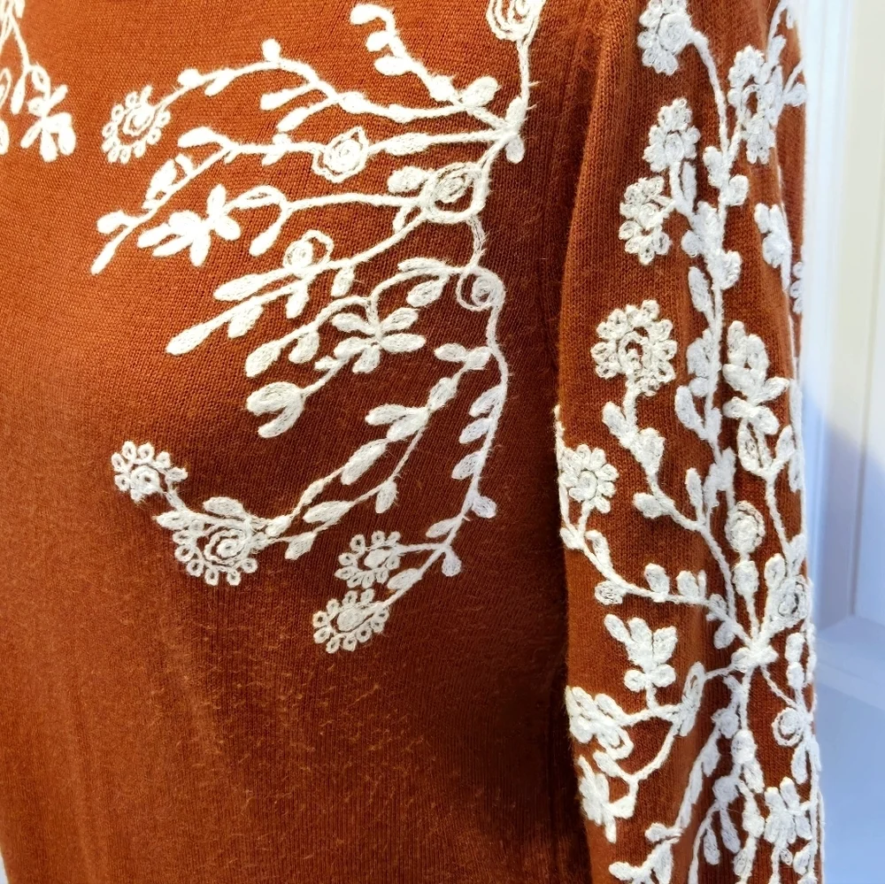 RAIN & ROSE Scoop Neck Light Weight Sweater w/ Embroidered Floral Design sz Sm - Picture 4 of 8